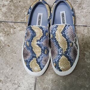 Steve Madden Womens Snake Print Slip-On Shoes